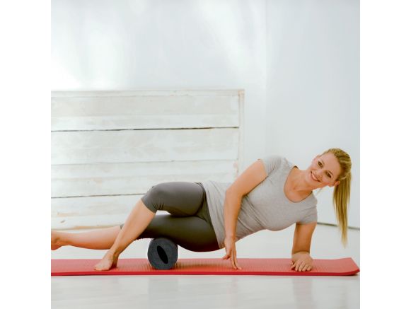 Femme travaillant les fessiers avec le rouleaux fasciathérapie SISSEL® Myofascia Roller Femme travaillant les fessiers avec le rouleaux fasciathérapie SISSEL® Myofascia Roller