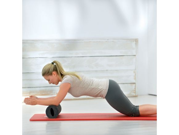 Femme accoudée avec un rouleaux fasciathérapie SISSEL® Myofascia Roller Femme accoudée avec un rouleaux fasciathérapie SISSEL® Myofascia Roller