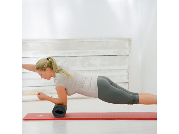 Femme en gainage avec le rouleaux fasciathérapie SISSEL® Myofascia Roller Femme en gainage avec le rouleaux fasciathérapie SISSEL® Myofascia Roller