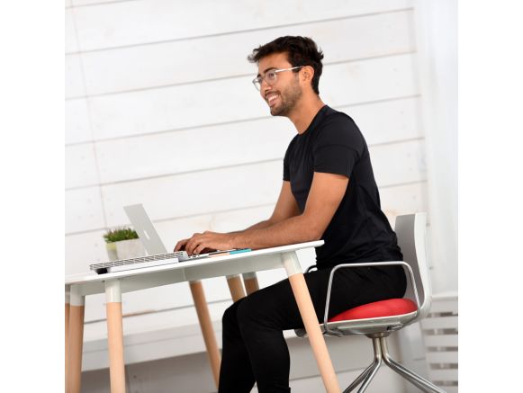 Homme entrain de travailler sur le coussin ballon SITFIT® Rond 36 cm Homme entrain de travailler sur le coussin ballon SITFIT® Rond 36 cm