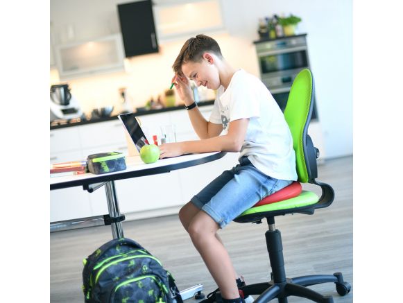 Garçon entrain de faire ses devoirs assis sur le coussin ballon SITFIT® Rond 36 cm rouge Garçon entrain de faire ses devoirs assis sur le coussin ballon SITFIT® Rond 36 cm rouge