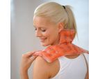 Femme avec la compresse auto-chauffante Therm dans la nuque SISSEL®