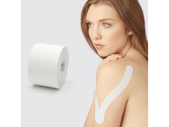 Photo d'une femme avec une bande de kinésiologie K-Tape® 5 m Photo d'une femme avec une bande de kinésiologie K-Tape® 5 m