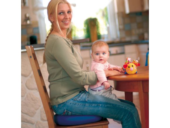 Femme assise sur le coussin coccyx SITFIT® PLUS avec son bébé Femme assise sur le coussin coccyx SITFIT® PLUS avec son bébé