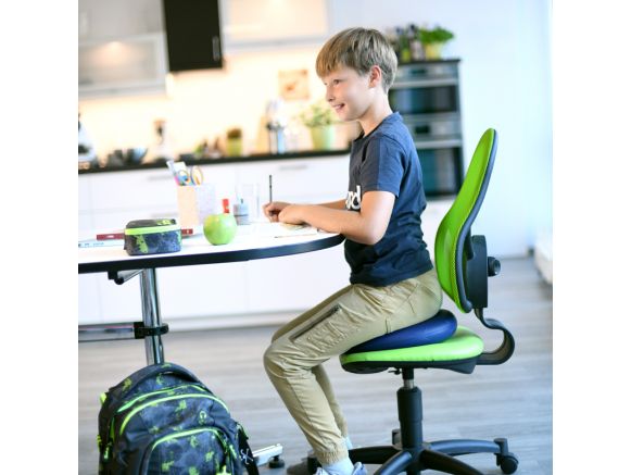 Enfant assis sur le coussin coccyx SITFIT® PLUS bleu Enfant assis sur le coussin coccyx SITFIT® PLUS bleu