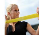 Femme avec bande élastique SISSEL® Loop jaune