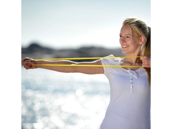 Femme bord de l'eau avec bande élastique SISSEL® Loop jaune bras Femme bord de l'eau avec bande élastique SISSEL® Loop jaune bras