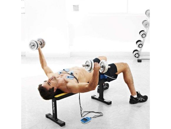 Homme en train de faire sa séance de musculation à l'aide de COMPEX FIT 3.0 Homme en train de faire sa séance de musculation à l'aide de COMPEX FIT 3.0