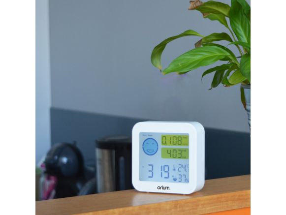 Mesureur de qualité de l'air intérieur Quaelis 20 dans une cuisine Mesureur de qualité de l'air intérieur Quaelis 20 dans une cuisine