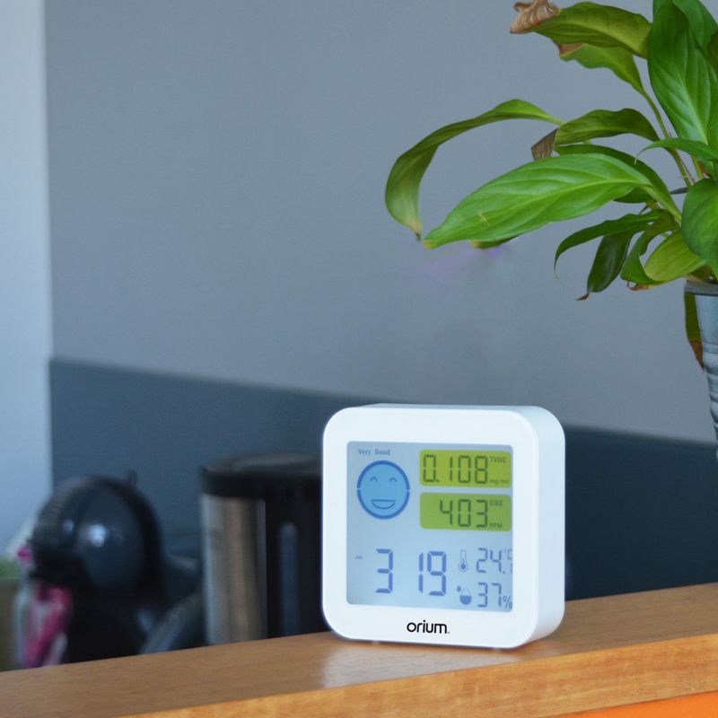 Mesureur de qualité de l'air intérieur Quaelis 20 dans une cuisine Mesureur de qualité de l'air intérieur Quaelis 20 dans une cuisine