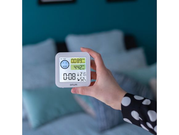 Mesureur de qualité de l'air intérieur Quaelis 20 dans une chambre d'adulte Mesureur de qualité de l'air intérieur Quaelis 20 dans une chambre d'adulte