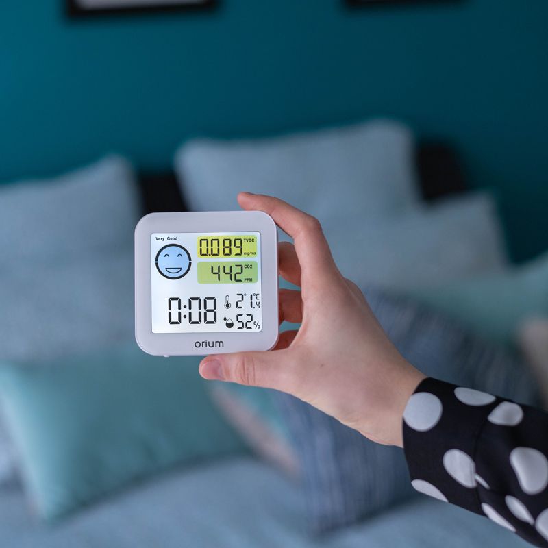 Mesureur de qualité de l'air intérieur Quaelis 20 dans une chambre d'adulte Mesureur de qualité de l'air intérieur Quaelis 20 dans une chambre d'adulte
