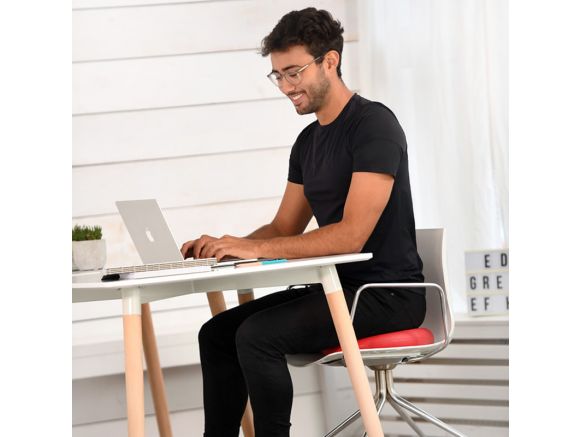 Homme en télétravail avec le coussin ballon SITFIT® Rond 36 cm Homme en télétravail avec le coussin ballon SITFIT® Rond 36 cm