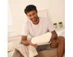 Homme assis sur son lit avec le SISSEL® PLUS Oreiller anatomique Homme assis sur son lit avec le SISSEL® PLUS Oreiller anatomique