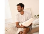 Homme tenant l'oreiller SISSEL® PLUS Oreiller anatomique Homme tenant l'oreiller SISSEL® PLUS Oreiller anatomique