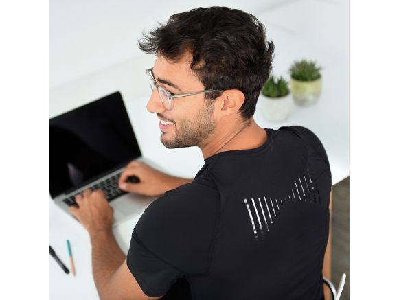 Homme travaillant avec le Posture Shirt SISSEL® pour homme Homme travaillant avec le Posture Shirt SISSEL® pour homme