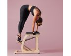 Femme faisant le dos rond sur la Chair Split Pedal Balanced body® Femme faisant le dos rond sur la Chair Split Pedal Balanced body®