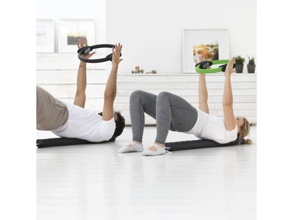 Duo entrain de s'entraîner avec le Pilates Circle Compact SISSEL® Duo entrain de s'entraîner avec le Pilates Circle Compact SISSEL®