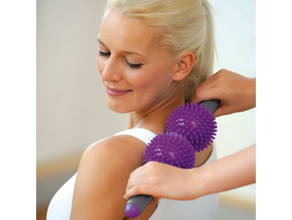 Femme avec l'appareil de Massage SISSEL® SPIKY TWIN ROLLER violet dans la nuque Femme avec l'appareil de Massage SISSEL® SPIKY TWIN ROLLER violet dans la nuque