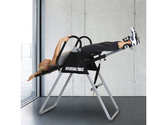 Femme allongée sur la table d'inversion SISSEL® Hang Up Femme allongée sur la table d'inversion SISSEL® Hang Up
