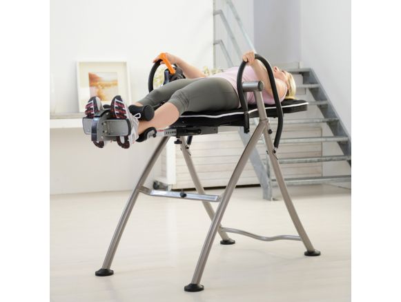 Femme allongée à la verticale sur la table d'inversion SISSEL® Hang Up Pro Femme allongée à la verticale sur la table d'inversion SISSEL® Hang Up Pro