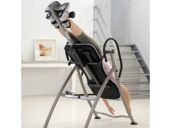 Femme tête à l'envers avec la table d'inversion SISSEL® Hang Up Pro Femme tête à l'envers avec la table d'inversion SISSEL® Hang Up Pro