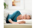 Femme âgée allongée sur le SISSEL® DREAM COMFORT Oreiller à mémoire de forme