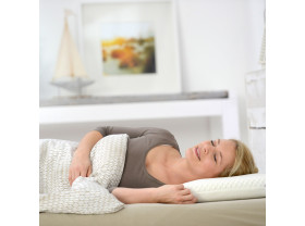 Femme allongée sur l'oreiller à mémoire de forme SISSEL® DREAM COMFORT