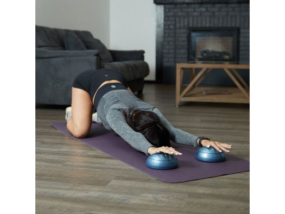 Exercice d'étirement du dos sur tapis de gym avec deux BOSU® Balance Pods Exercice d'étirement du dos sur tapis de gym avec deux BOSU® Balance Pods