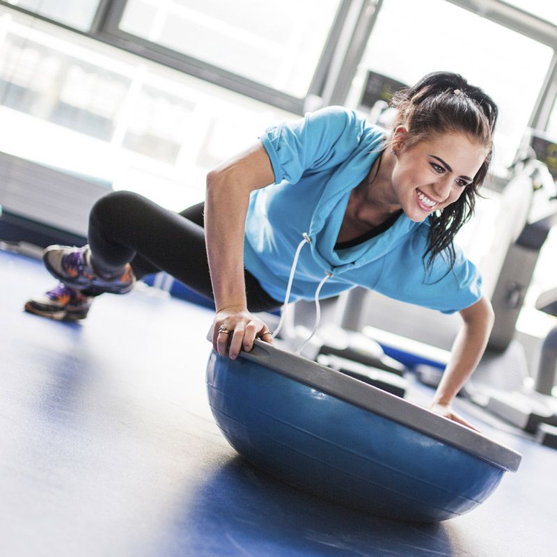 Exercice avec BOSU® Pro dôme face contre terre