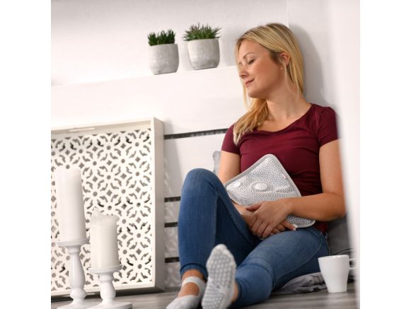 Bouillotte électrique SISSEL® Heat Wave gris en utilisation Bouillotte électrique SISSEL® Heat Wave gris en utilisation