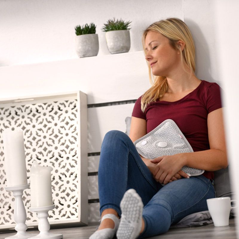 Bouillotte électrique SISSEL® Heat Wave gris en utilisation Bouillotte électrique SISSEL® Heat Wave gris en utilisation