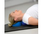 Neck Relax SISSEL® sous la nuque d'une femme Neck Relax SISSEL® sous la nuque d'une femme
