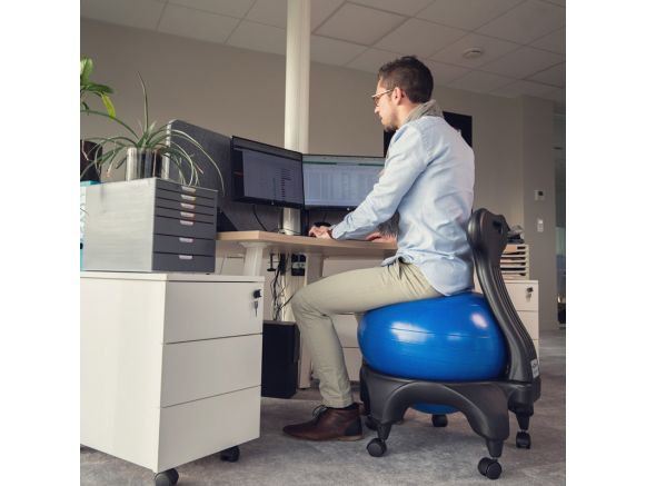 Stéphane assis sur la chaise ergonomique avec ballon Tonic Chair® Originale bleu Stéphane assis sur la chaise ergonomique avec ballon Tonic Chair® Originale bleu