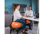 Audrey assise sur la chaise ergonomique avec ballon Tonic Chair® Confort orange