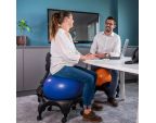 Audrey assise sur la chaise ergonomique avec ballon Tonic Chair® Confort bleu
