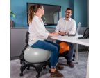 Audrey assise sur la chaise ergonomique avec ballon Tonic Chair® Confort gris
