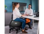 Audrey assise sur la chaise ergonomique avec ballon Tonic Chair® Confort noir