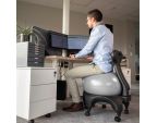 Stéphane assis sur la chaise ergonomique avec ballon Tonic Chair® Originale gris