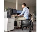 Stéphane assis sur la chaise ergonomique avec ballon Tonic Chair® Originale noir