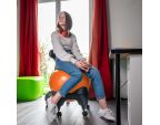 Adolescente assise sur la Tonic Chair Originale Orange