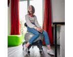 Adolescente assise sur la Tonic Chair Originale grise