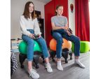 Deux adolescentes assisent sur la Tonic Chair® Originale jouant à la console