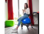 Jeune fille assise sur la Tonic Chair® Confort bleue
