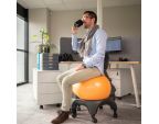 Stéphane entrain de boire un café  sur la Tonic Chair® Confort Orange