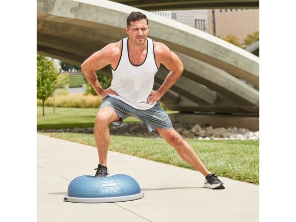 Homme faisant squat sur le BOSU® Pro NexGen™ Homme faisant squat sur le BOSU® Pro NexGen™