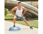 Homme faisant squat sur le BOSU® Pro NexGen™
