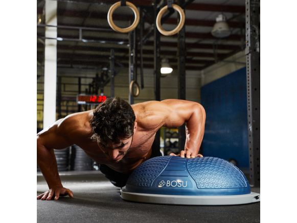 Homme entrain de faire une pompe sur le BOSU® Pro NexGen™ Homme entrain de faire une pompe sur le BOSU® Pro NexGen™