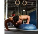 Homme entrain de faire une pompe sur le BOSU® Pro NexGen™