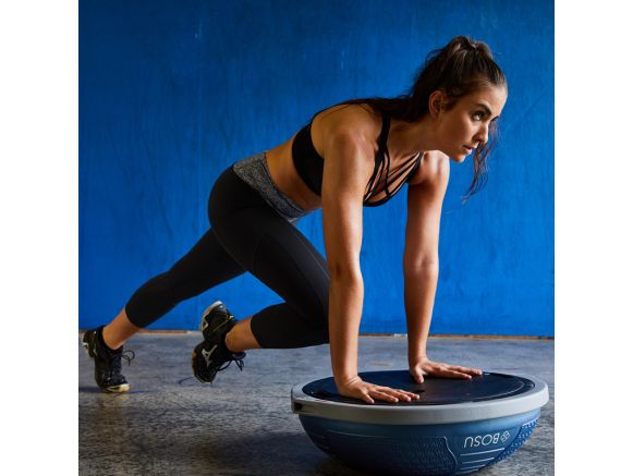 Femme brune mountain climber sur le BOSU® Pro NexGen™ Femme brune mountain climber sur le BOSU® Pro NexGen™